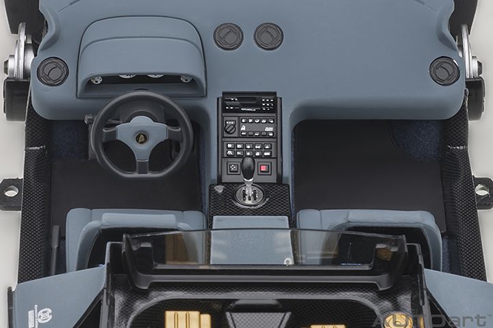 23/10/si/autoart-lamborghini-diablo-se30-viola-118--5.jpg